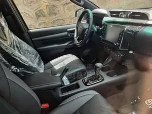 Toyota Hilux 2022 Gray