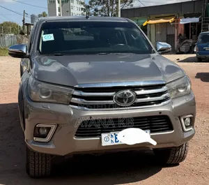 Photo - Toyota Hilux 2019 Silver