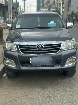 Photo - Toyota Hilux 2015 Gray