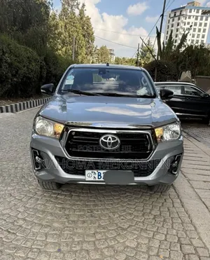Photo - Toyota Hilux 2017 Silver