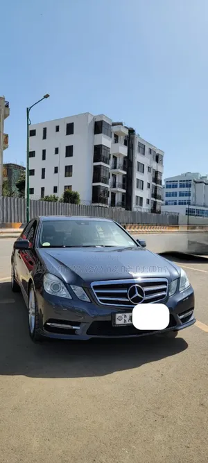 Photo - Mercedes-Benz E200 2013 Beige