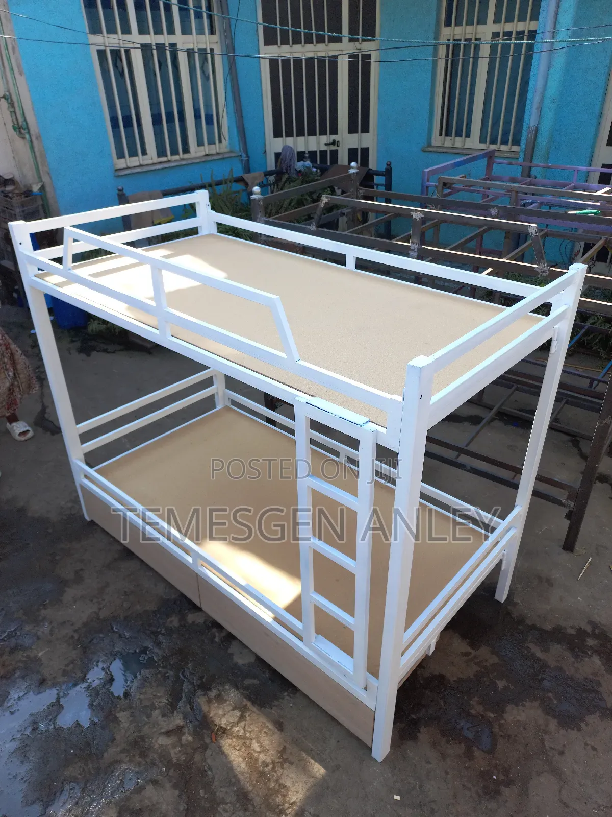 ተደራራቢ ለልጅም ለአዋቂዎች የሚሆን አልጋ