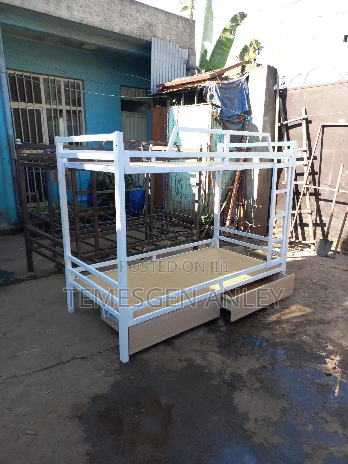 ተደራራቢ ለልጅም ለአዋቂዎች የሚሆን አልጋ