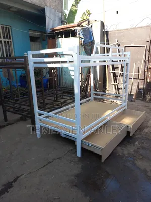 ተደራራቢ ለልጅም ለአዋቂዎች የሚሆን አልጋ