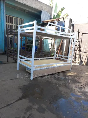 ተደራራቢ ለልጅም ለአዋቂዎች የሚሆን አልጋ