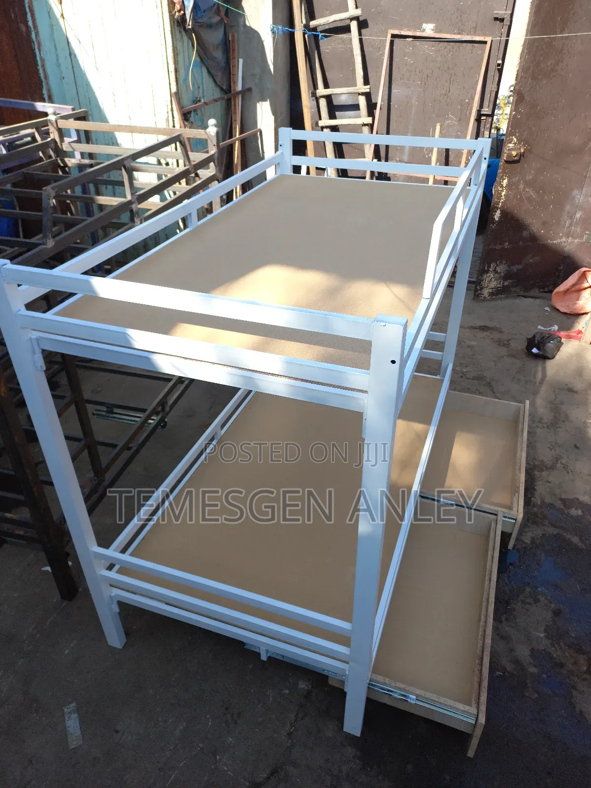 ተደራራቢ ለልጅም ለአዋቂዎች የሚሆን አልጋ