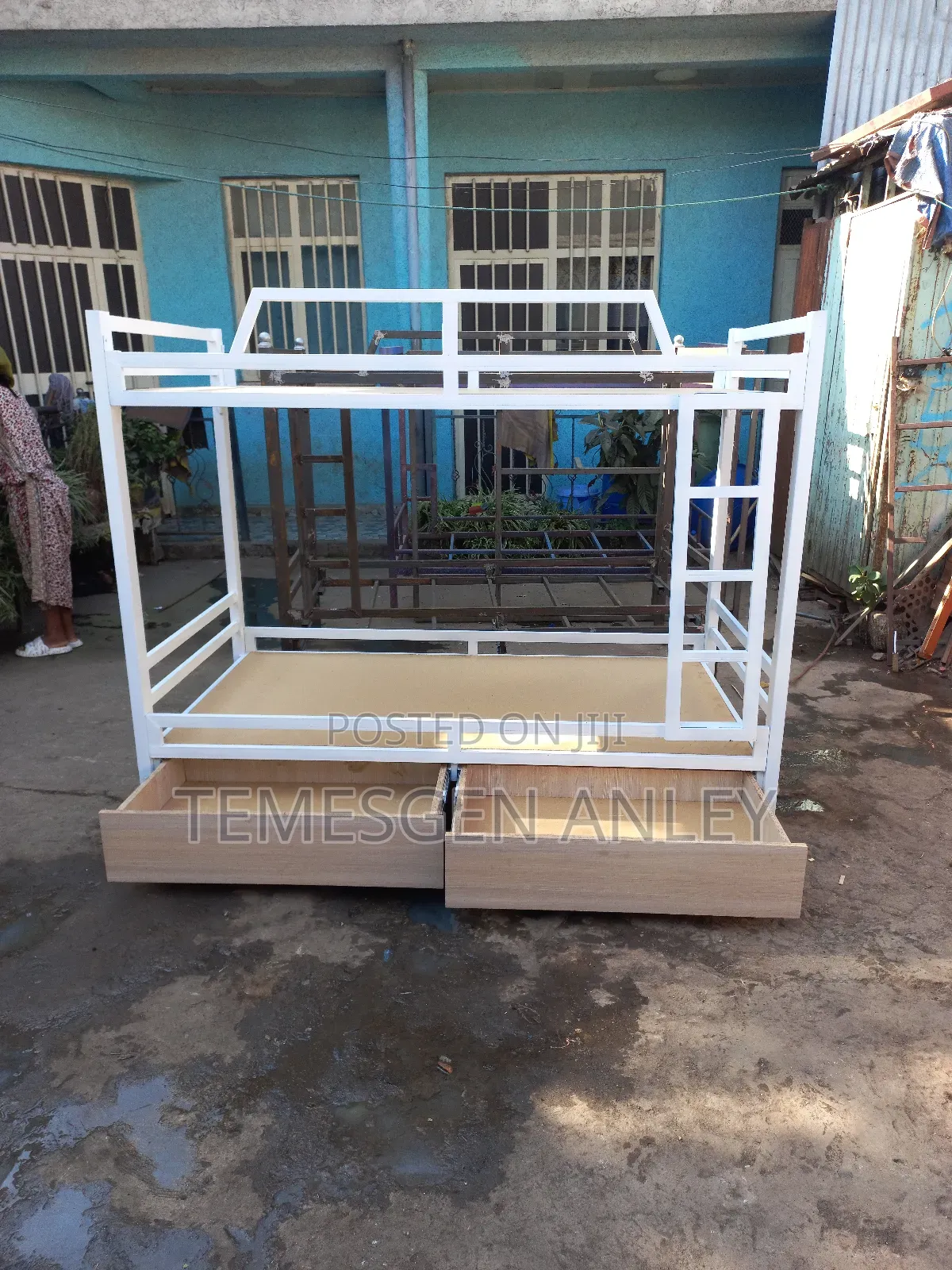 ተደራራቢ ለልጅም ለአዋቂዎች የሚሆን አልጋ