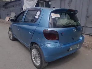 Photo - Toyota Vitz 2001