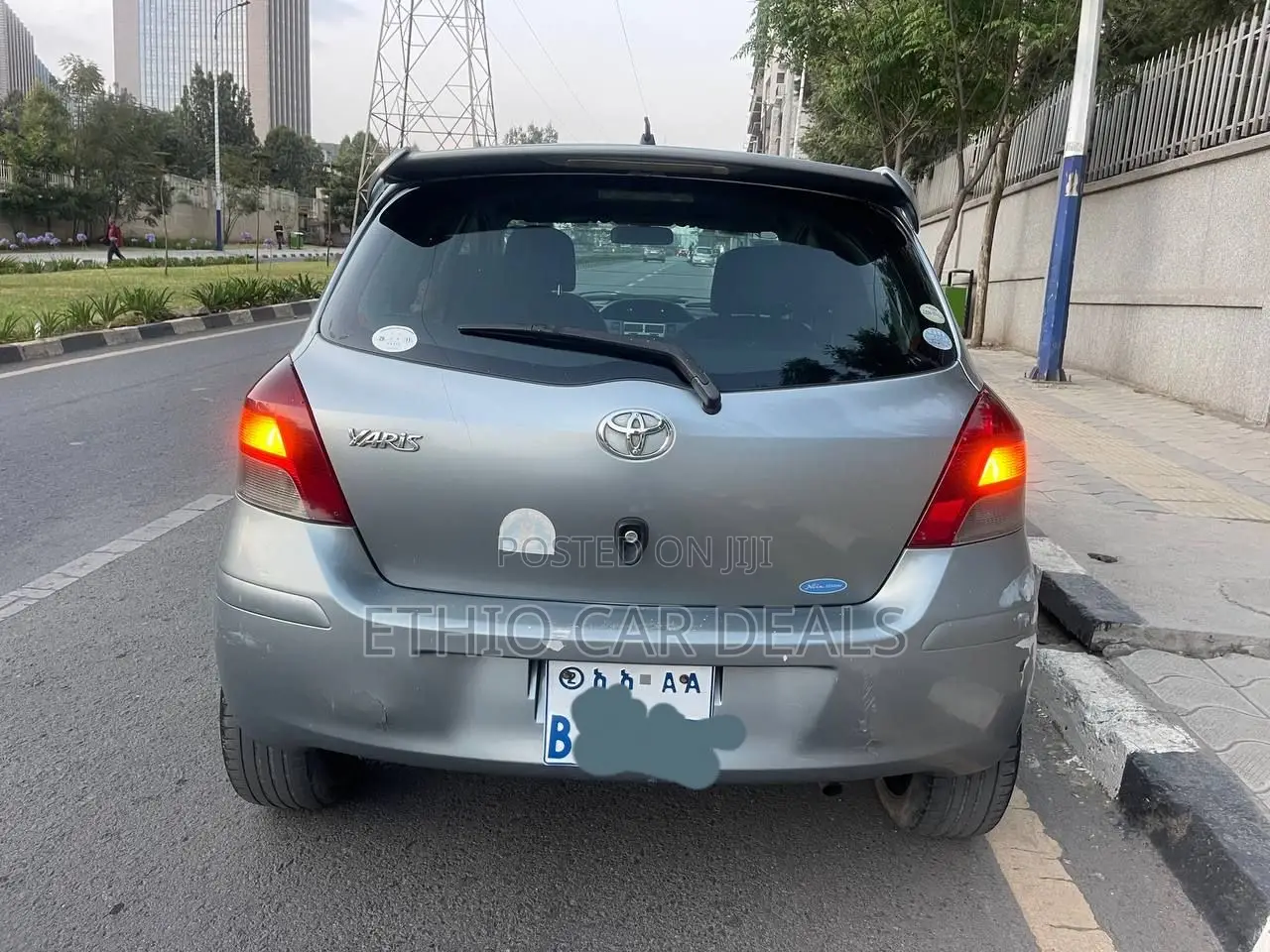 Toyota Yaris Base Hatchback 5dr 2010 Silver