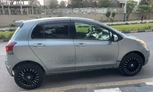 Toyota Yaris Base Hatchback 5dr 2010 Silver