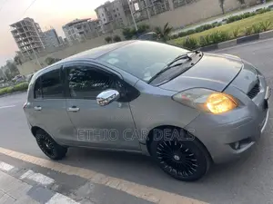 Toyota Yaris Base Hatchback 5dr 2010 Silver