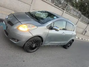 Toyota Yaris Base Hatchback 5dr 2010 Silver