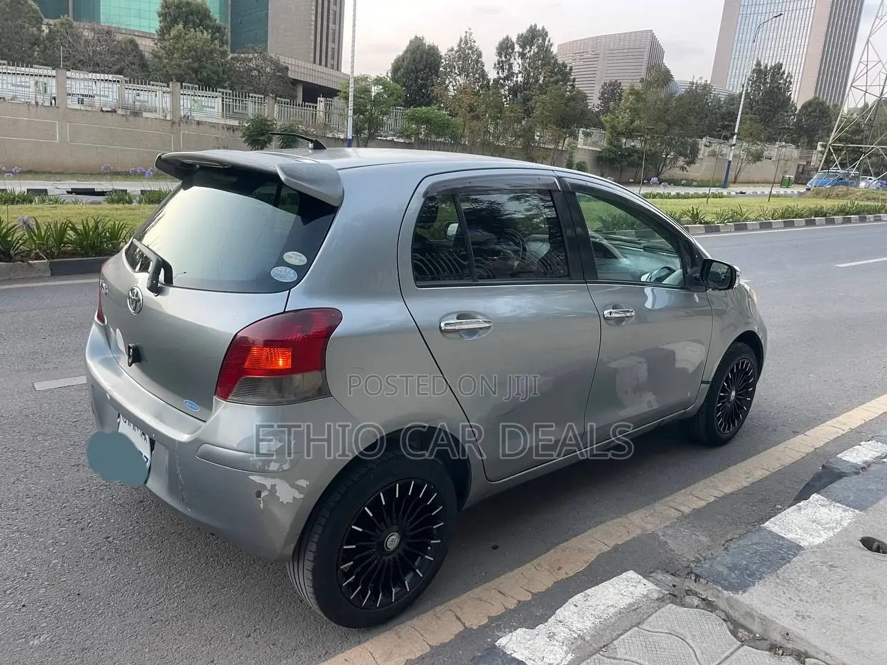 Toyota Yaris Base Hatchback 5dr 2010 Silver