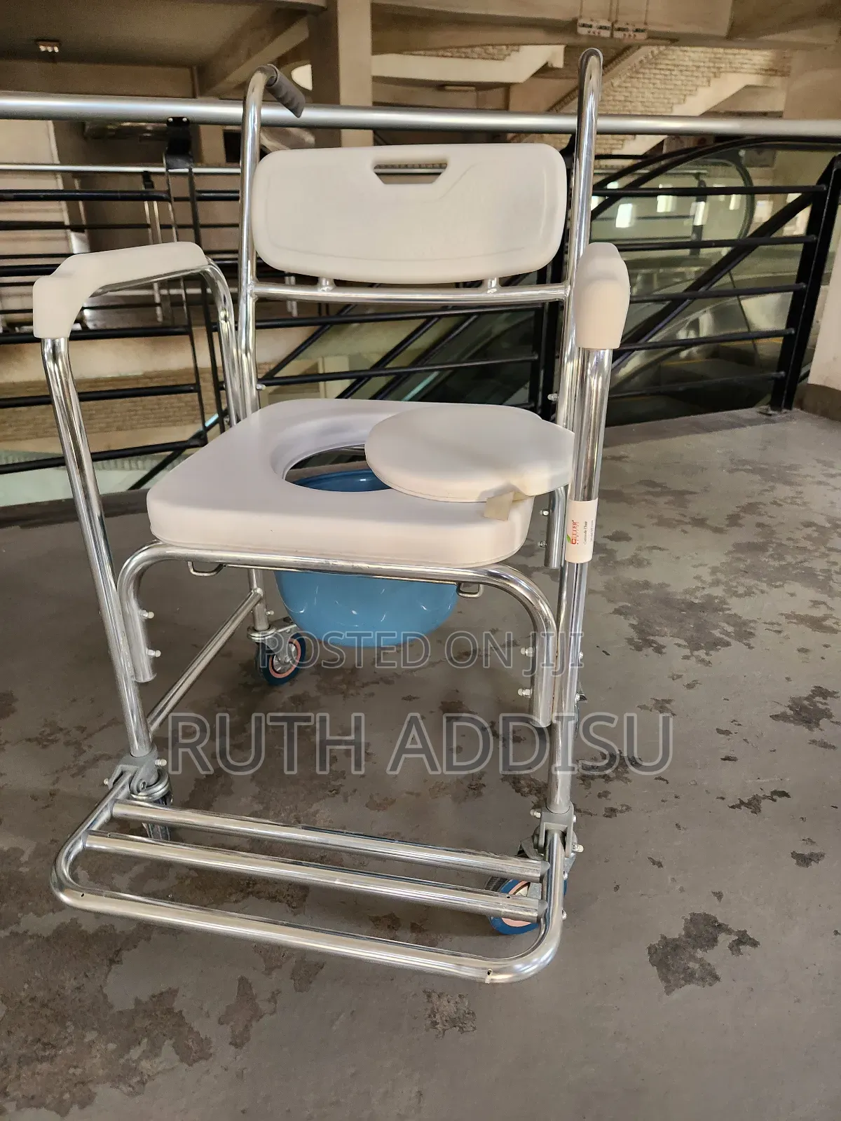 Commode Wheelchair White Removable Popo ባለ ትንሽ ጎማ ዊልቸር ጠንካራ