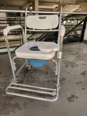 Photo - Commode Wheelchair White Removable Popo ባለ ትንሽ ጎማ ዊልቸር ጠንካራ