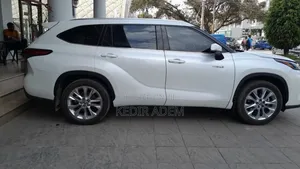 Toyota Highlander Hybrid 2023 White