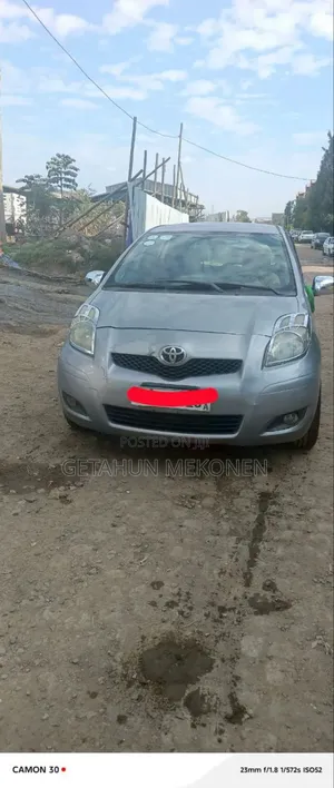 Photo - Toyota Yaris 2010 Gray