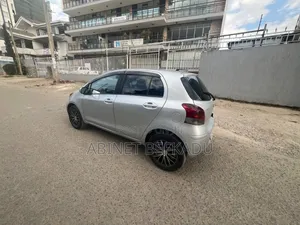 Toyota Vitz 1.0 FWD 5dr 2010 Silver