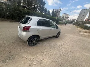 Toyota Vitz 1.0 FWD 5dr 2010 Silver