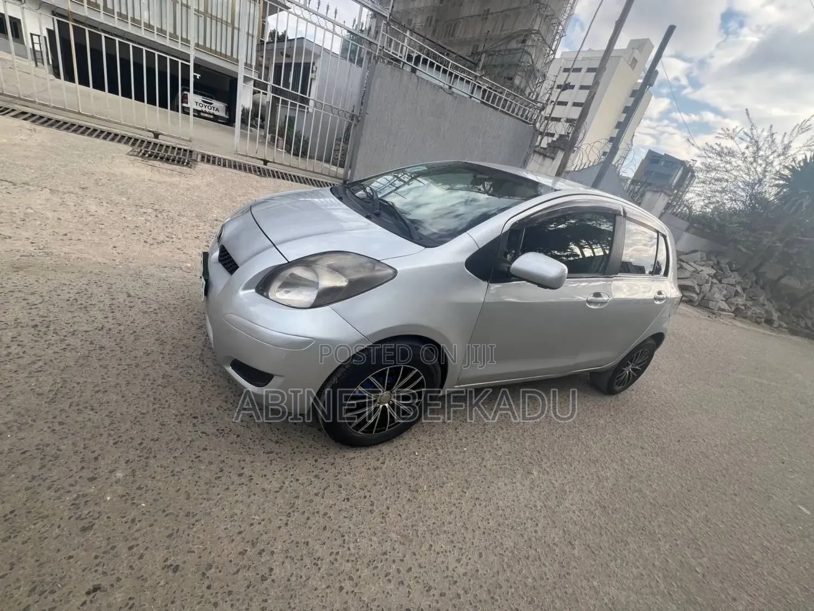 Toyota Vitz 1.0 FWD 5dr 2010 Silver