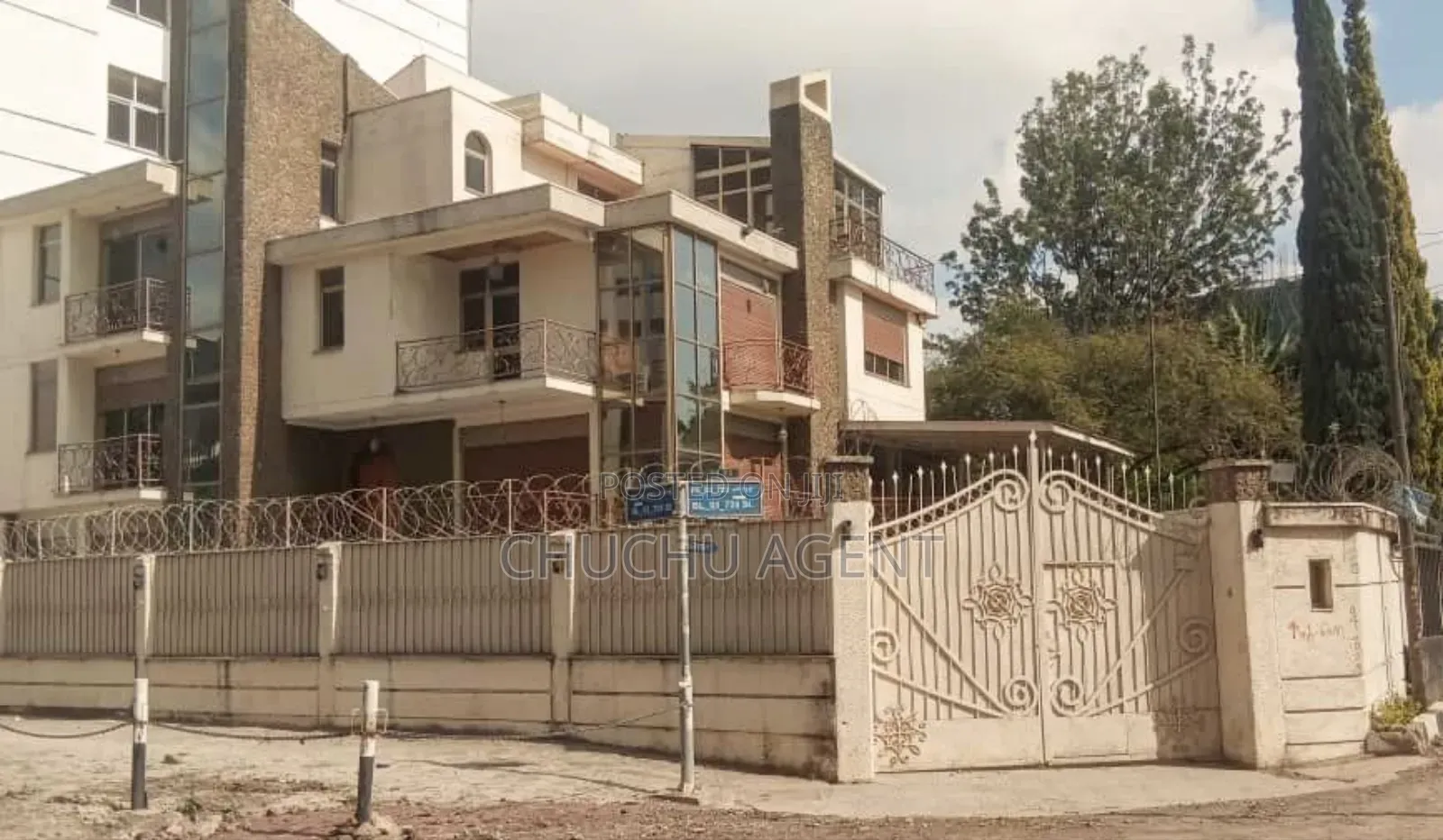 14bdrm Townhouse / Terrace in Bole for rent