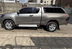 Photo - Toyota Hilux 2019 Gold