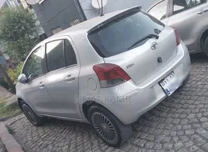 Photo - Toyota Vitz 2001 Silver