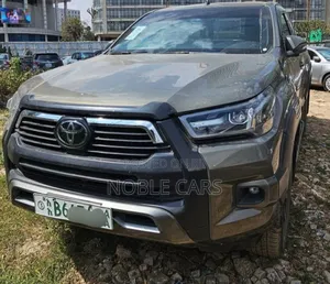 Photo - Toyota Hilux 2022 Gray