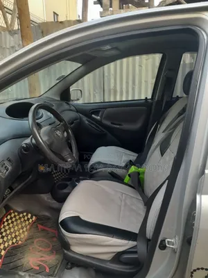 Toyota Vitz 2004 Silver