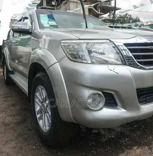 Photo - Toyota Hilux 2013 Gray