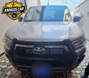 Photo - Toyota Hilux 2021 Beige