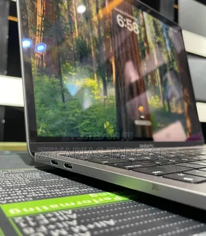 New Laptop Apple MacBook Pro 2022 M2 16GB Apple M2 SSD 256GB