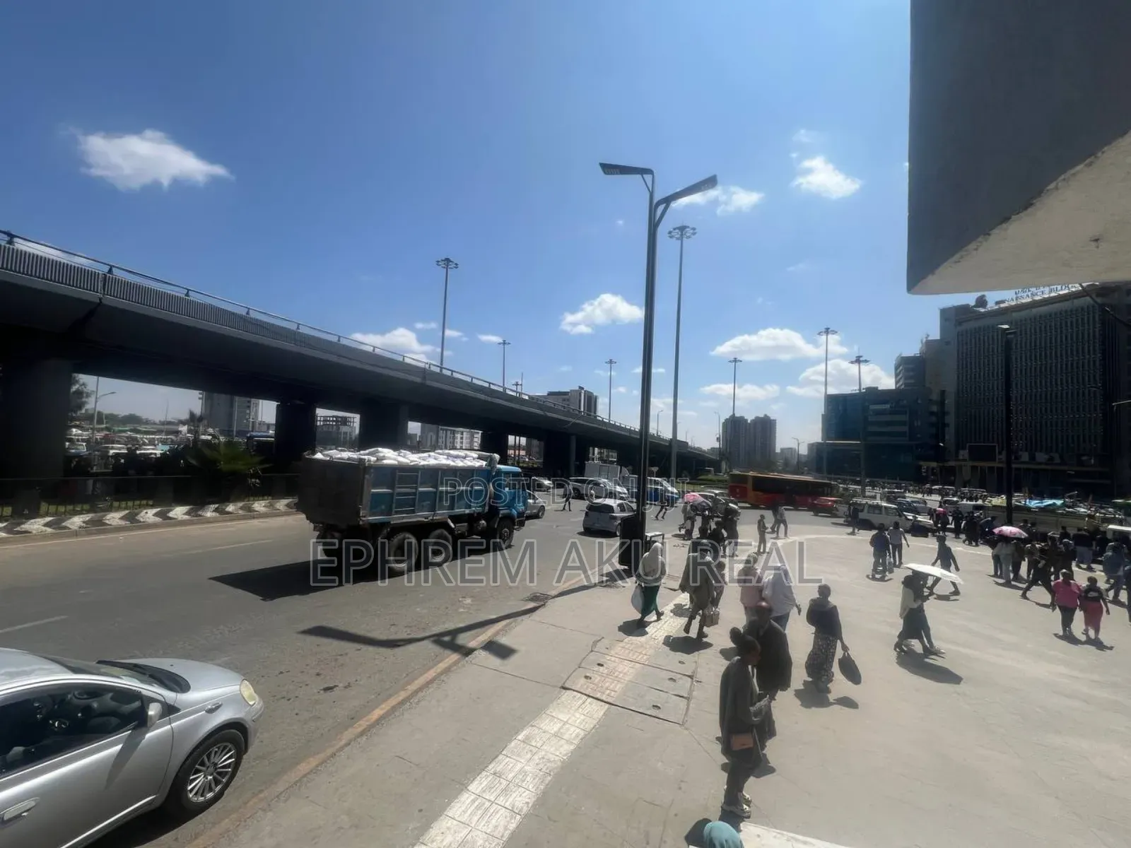 የንግድ ሱቅ በመገናኛ እና ካዛንቺስ