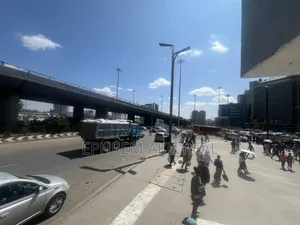 የንግድ ሱቅ በመገናኛ እና ካዛንቺስ