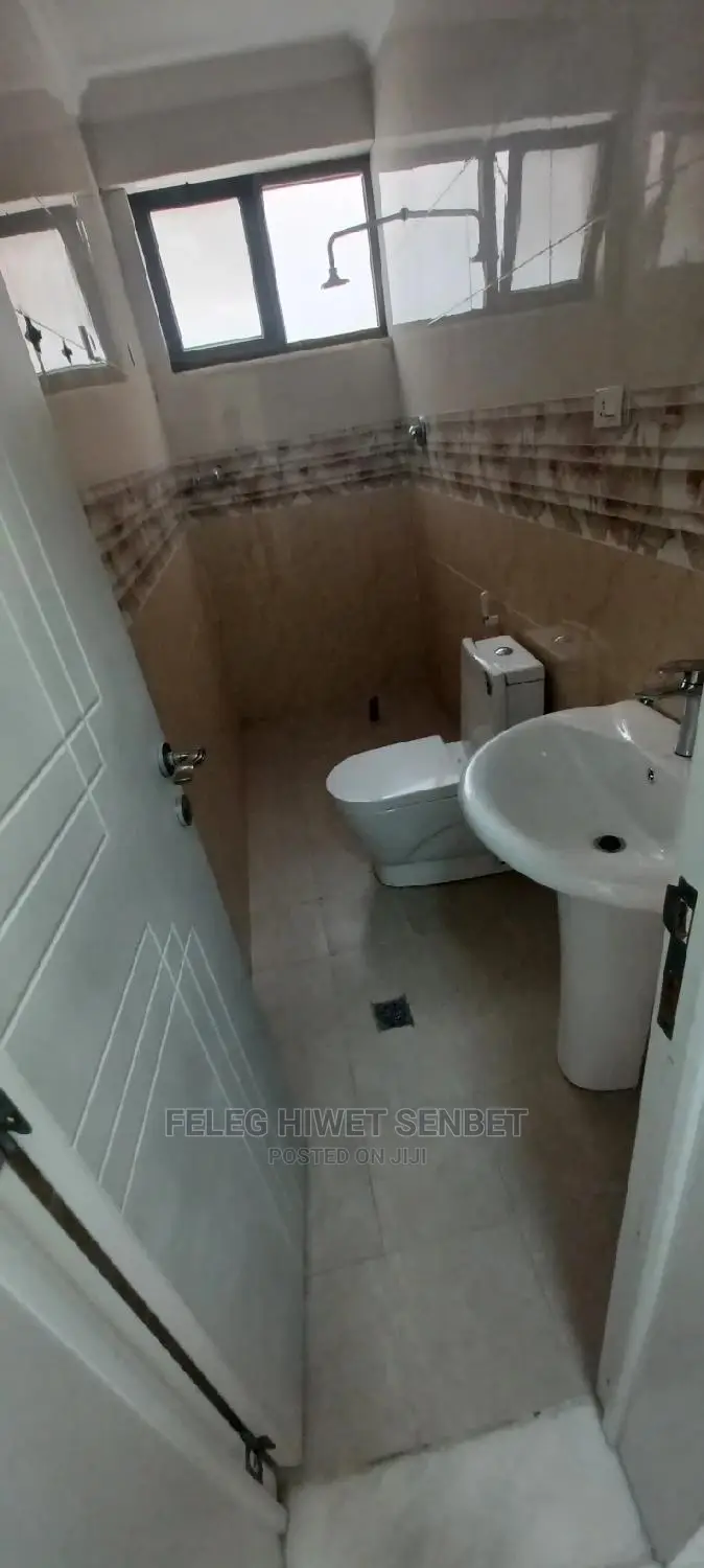 5bdrm House in አአ, Bole for Sale