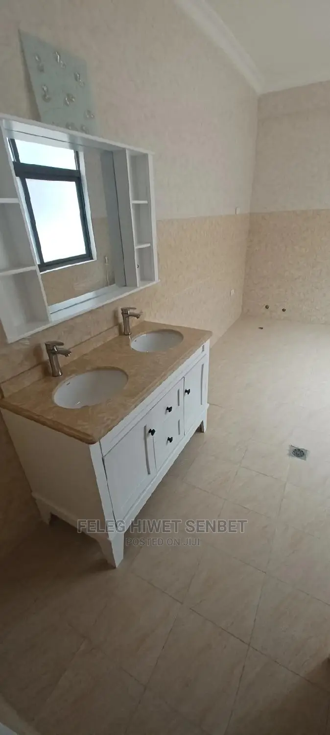 5bdrm House in አአ, Bole for Sale