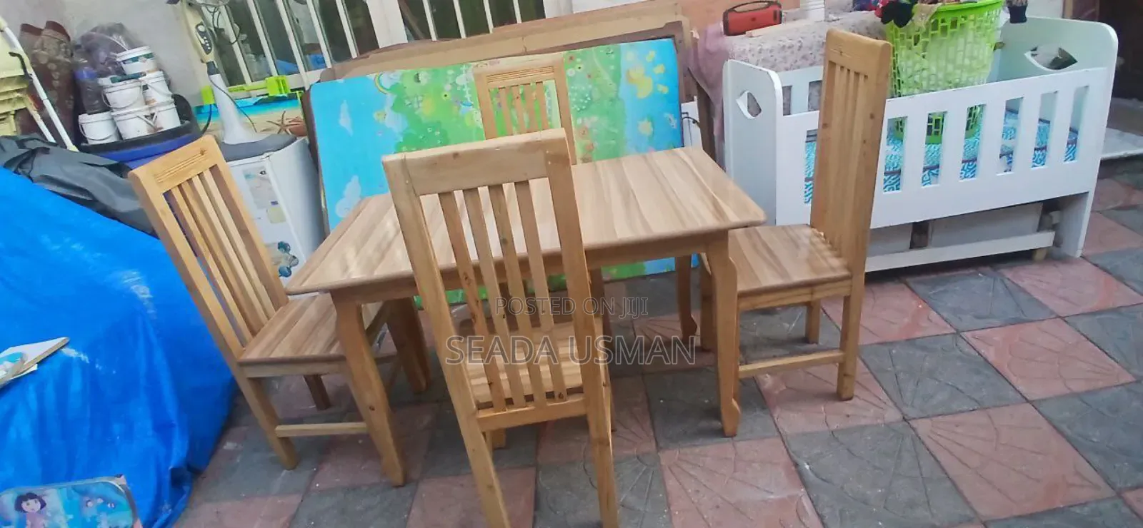 በጣም ንፁህ እና ዘመናዊ የምግብ ጠረጴዛ ባለ 4ወንበር