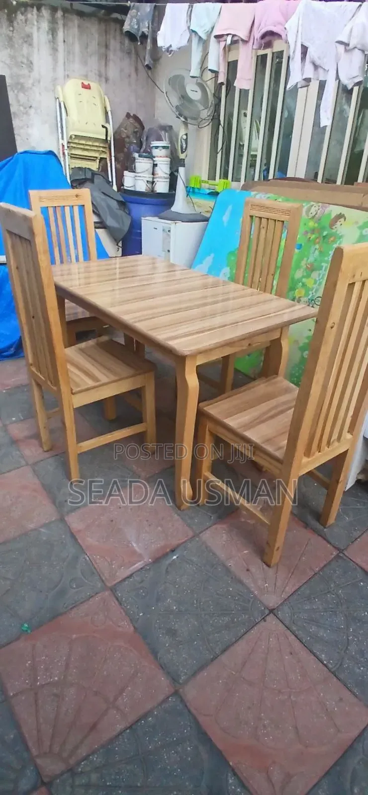 በጣም ንፁህ እና ዘመናዊ የምግብ ጠረጴዛ ባለ 4ወንበር