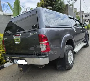 Toyota Hilux 2010 Blue