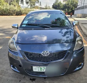 Photo - Toyota Yaris 2010 Gray