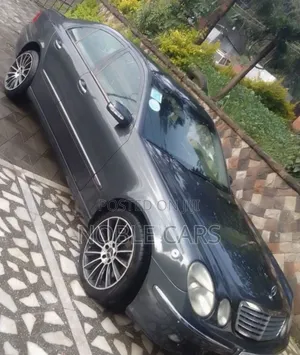 Photo - Mercedes-Benz E240 2004 Gray