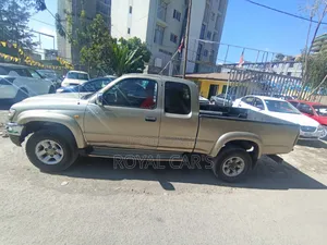Toyota Hilux 2003 Gold