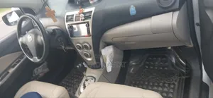 Toyota Yaris Base Hatchback 5dr 2010 Silver