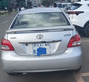 Toyota Yaris Base Hatchback 5dr 2010 Silver