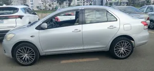 Toyota Yaris Base Hatchback 5dr 2010 Silver