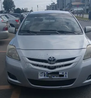 Photo - Toyota Yaris Base Hatchback 5dr 2010 Silver