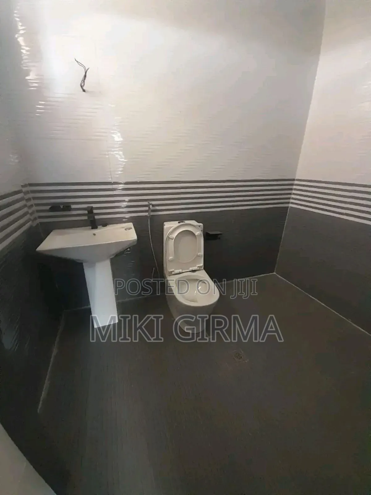 3bdrm Villa in ጃክሮስ, Bole for sale