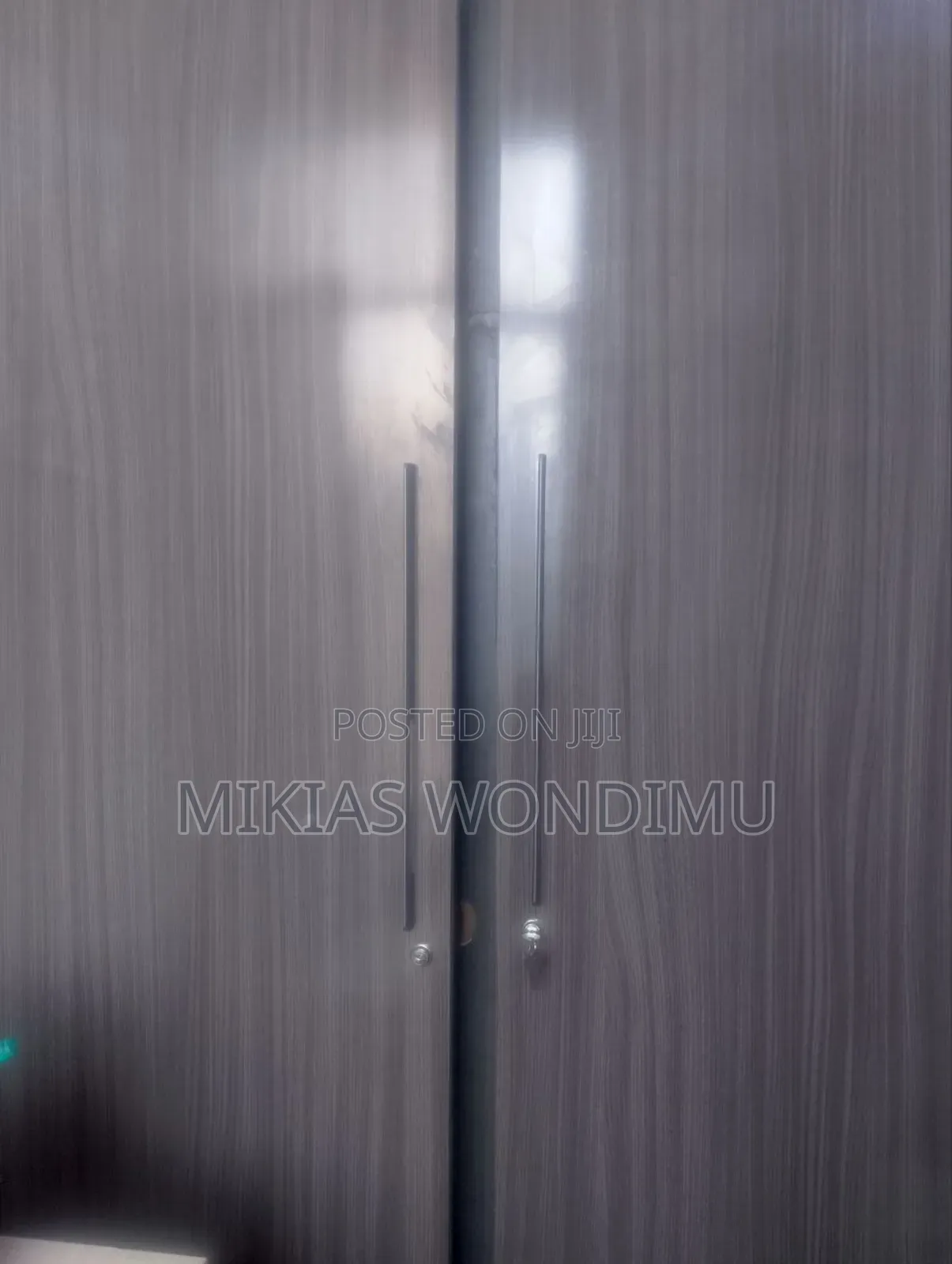 ያገለግላል ቁም ሳጥን 1.20