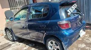 Toyota Vitz 2000 Blue