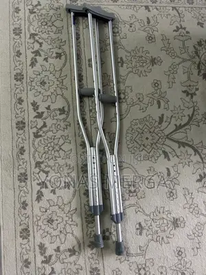 Photo - Highquality Aluminum Frame Crutches橢曲recovering From Injurie/Surgeries